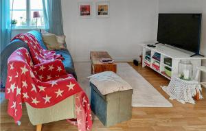 uma sala de estar com um sofá e uma televisão em Stunning Home In Fridlevstad With Kitchen em Fridlevstad