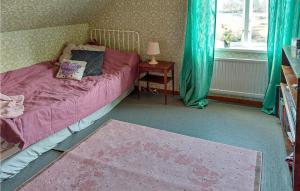 um quarto com uma cama com um cobertor rosa e uma janela em Stunning Home In Fridlevstad With Kitchen em Fridlevstad