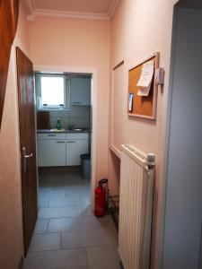 eine kleine Küche mit einem Flur, der zu einem Zimmer führt in der Unterkunft Ferienhaus Thalia 1 in Übach-Palenberg