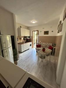 uma cozinha e sala de estar com mesa e cadeiras em Casa Vacanza Paradise 2 em Marina di Campo