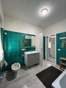uma casa de banho com uma banheira, um lavatório e um WC. em Casa Vacanza Paradise 2 em Marina di Campo