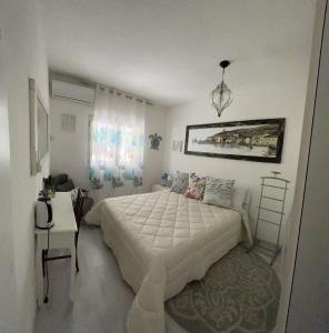 um quarto com uma cama grande e uma mesa em Casa Vacanza Paradise 2 em Marina di Campo