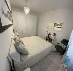 una piccola camera con letto e tavolo di Casa Vacanza Paradise 2 a Marina di Campo