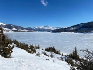 a view of a frozen lake with snow and mountains at Casa vacanze Lago di Campotosto in Campotosto