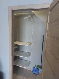 um armário com uma vassoura e uma esfregona em Jelena Apartment em Rezekne
