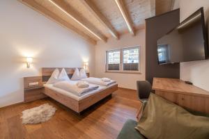 a bedroom with a bed and a flat screen tv at Mein Gaisberg in Obergurgl