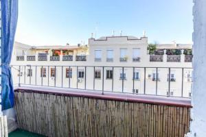 einen Balkon mit Blick auf ein Gebäude in der Unterkunft MyHouseSpain - Moderno piso en Embajadores in Madrid