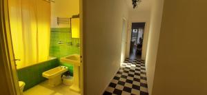 Un baño de LE PETIT CITRON 30 fotos más