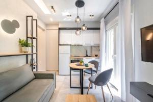 Apartamento pequeño con mesa y sofá en ARES - Standard Suite, en Tesalónica