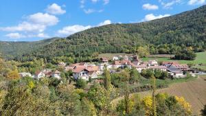 una vista aérea de un pueblo en las montañas en AlaiSuberri en Oronz