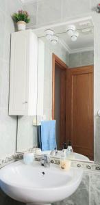 ein Badezimmer mit einem weißen Waschbecken und einem Spiegel in der Unterkunft Apartamento Los Gases in Torrevieja