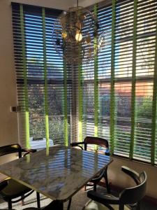 stół jadalny z krzesłami i duże okno w obiekcie Royal Sportsman Hotel w mieście Porthmadog