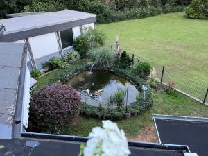 - une vue aérienne sur un étang dans une cour dans l'établissement Riesen Düderode, à Kalefeld