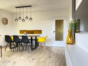 a kitchen and dining room with a table and chairs at Ferienhaus Bodensee - by Heinke Wohnraum in Oberteuringen