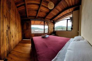Una cama o camas en una habitación de Refugio Cumandá Lodge