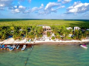 una vista aérea de un complejo en la playa en Hotel Luna De Plata, en Mahahual