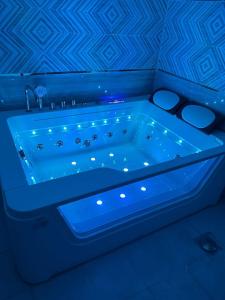 شقة متكاملة غرفتين مع جاكوزي في الرياض: حوض الاستحمام الأزرق في غرفة مع سقف
