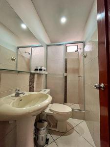 a bathroom with a sink and a toilet and a shower at Hermoso Departamento dentro de un Condominio in Chiclayo