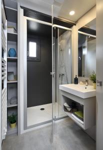 W łazience znajduje się prysznic i umywalka. w obiekcie Les Bungalows du California w mieście Pinarellu