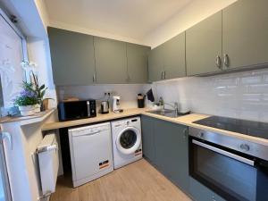 een keuken met een wasmachine en een vaatwasser bij Appartement Luxembourg centre in Luxemburg