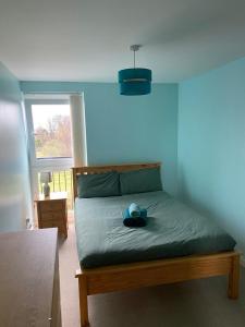 Fabulous 3 Bedroom Flat في إدنبرة: غرفة نوم مع سرير مع قبعة عليه