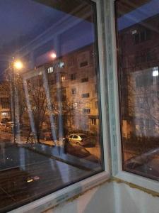 ピテシュティにあるApartament confortabilの市街の景色を望む窓