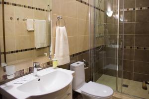 Koupelna v ubytování Dvoryanskiy Hotel