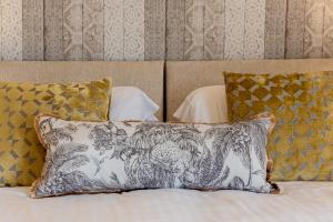 uma almofada sentada em cima de uma cama em Hope House Chester Sleeps 6 by Heritage Stays em Hough Green