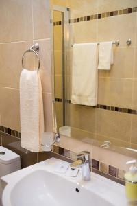 Koupelna v ubytování Dvoryanskiy Hotel