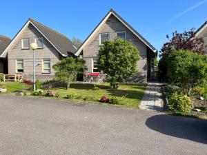 a house with a driveway in front of it at Perle am Ijsselmeer mit eigenem Tretboot in Medemblik