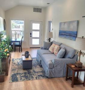 Posezení v ubytování Relaxing Retreat and Modern Charm in Historic Saint Augustine