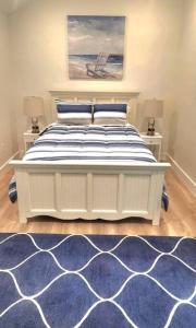 Postel nebo postele na pokoji v ubytování Relaxing Retreat and Modern Charm in Historic Saint Augustine