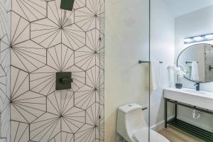 Koupelna v ubytování Relaxing Retreat and Modern Charm in Historic Saint Augustine