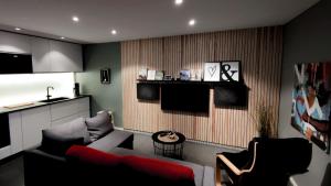- un salon avec un canapé et deux chaises dans l'établissement Newly built accommodation in Skrea - Falkenberg, à Falkenberg