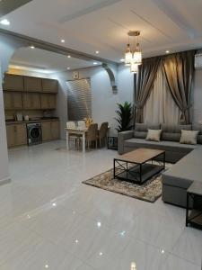 een woonkamer met een bank en een tafel bij شقة فاخرة حي الرمال in Riyad