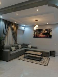 شقة فاخرة حي الرمال في الرياض: غرفة معيشة مع أريكة وطاولة قهوة