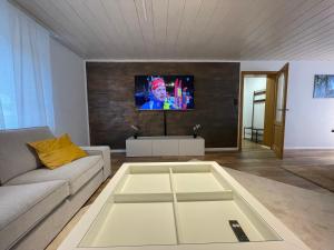 TV a/nebo společenská místnost v ubytování Ferienwohnung bei Bad Ems im Lahntal