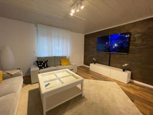 TV a/nebo společenská místnost v ubytování Ferienwohnung bei Bad Ems im Lahntal