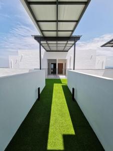 een weergave van een wit gebouw met groen gras bij Imperio Professional Suite by 188AOR in Alor Setar