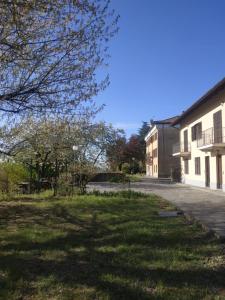 ein leerer Hof neben einem Gebäude in der Unterkunft Villa Campana in Turin