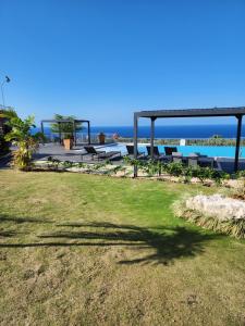 einen Park mit Bänken und Meerblick in der Unterkunft PYRAMID JOY, 2 Bedroom Villa, Ocho Rios, Jamaica in Ocho Rios
