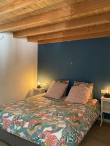1 dormitorio con 1 cama grande y techo de madera en AN GOVEL, en Crozon