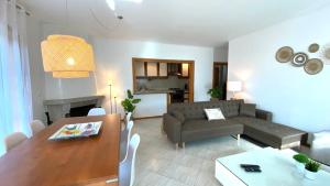 uma sala de estar com um sofá e uma mesa em Pleno Beach-side apartment Furadouro no Furadouro
