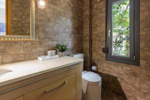 Ένα μπάνιο στο Romantic, homely Villa Aura w heated pool +15 φωτογραφίες