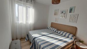 - une chambre avec un lit et une fenêtre dans l'établissement Acogedor y luminoso piso Santander, à Santander
