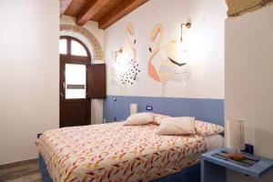 een slaapkamer met een bed en een tafel bij Trigu & Mangoni in Cagliari