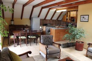 une cuisine avec une table et une salle à manger dans l'établissement Emzini Apartments, à Midrand