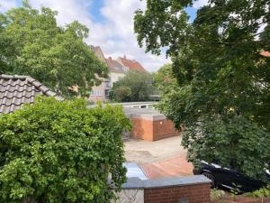 een uitzicht vanaf het dak van een huis met bomen bij City Appartement 1 Hannover Altstadt in Hannover