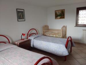 ein Schlafzimmer mit zwei Betten und einem Tisch und einem Fenster in der Unterkunft Casa Elsa in Palidoro