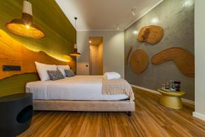 sypialnia z dużym łóżkiem i drewnianą podłogą w obiekcie 19 Tile Ceramic Concept - by Unlock Hotels w mieście Caldas da Rainha